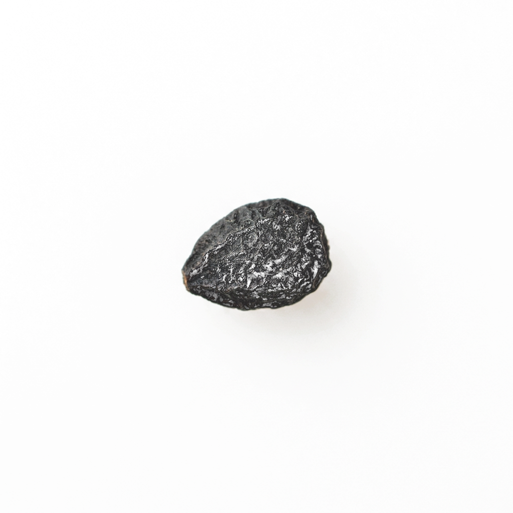 Svartkumminfrön på vit bakgrund